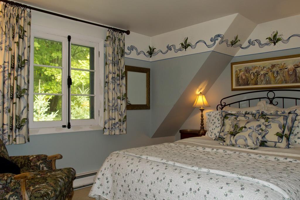 Le Petit Clocher Gite Touristique B & B Saint-Sauveur-des-Monts Habitación foto